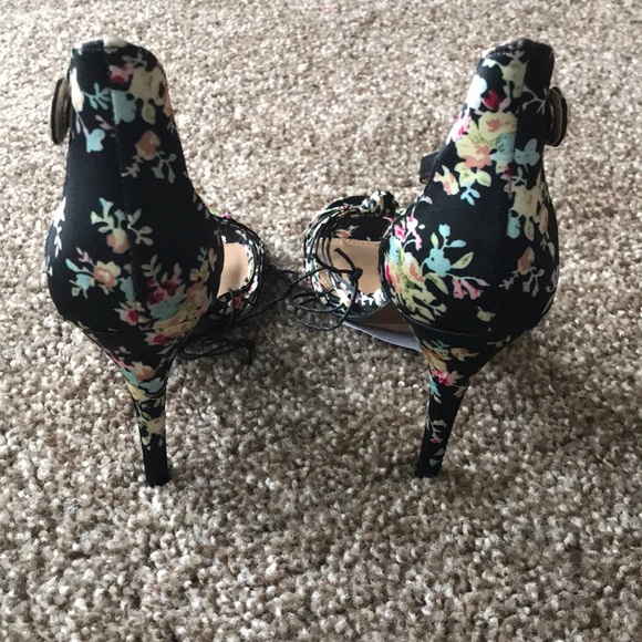 NWT Floral strappy heels, Sz 6.5. - Picture 6 of 7